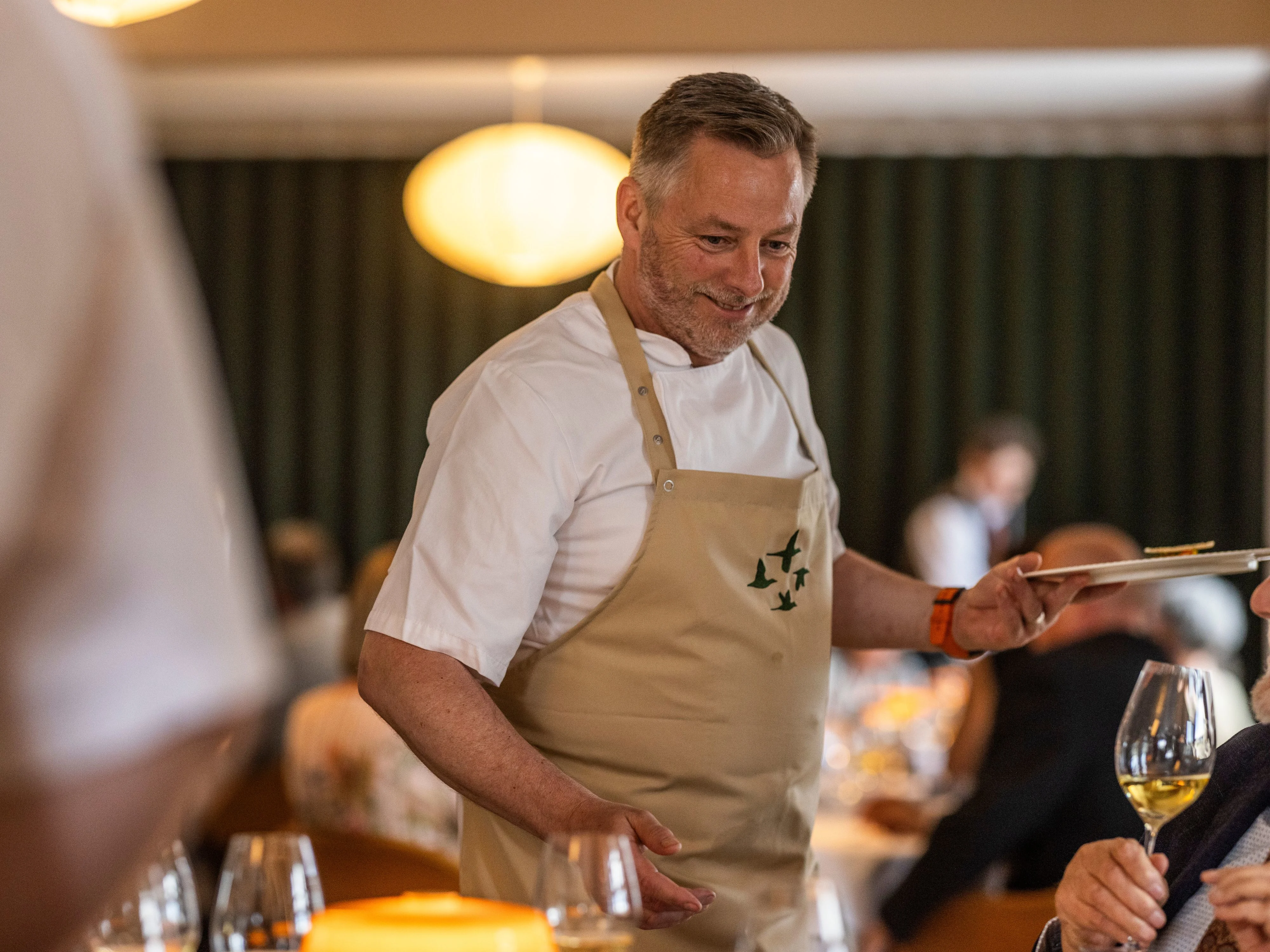 thomas pasfall serverer en ret i restauranten.webp