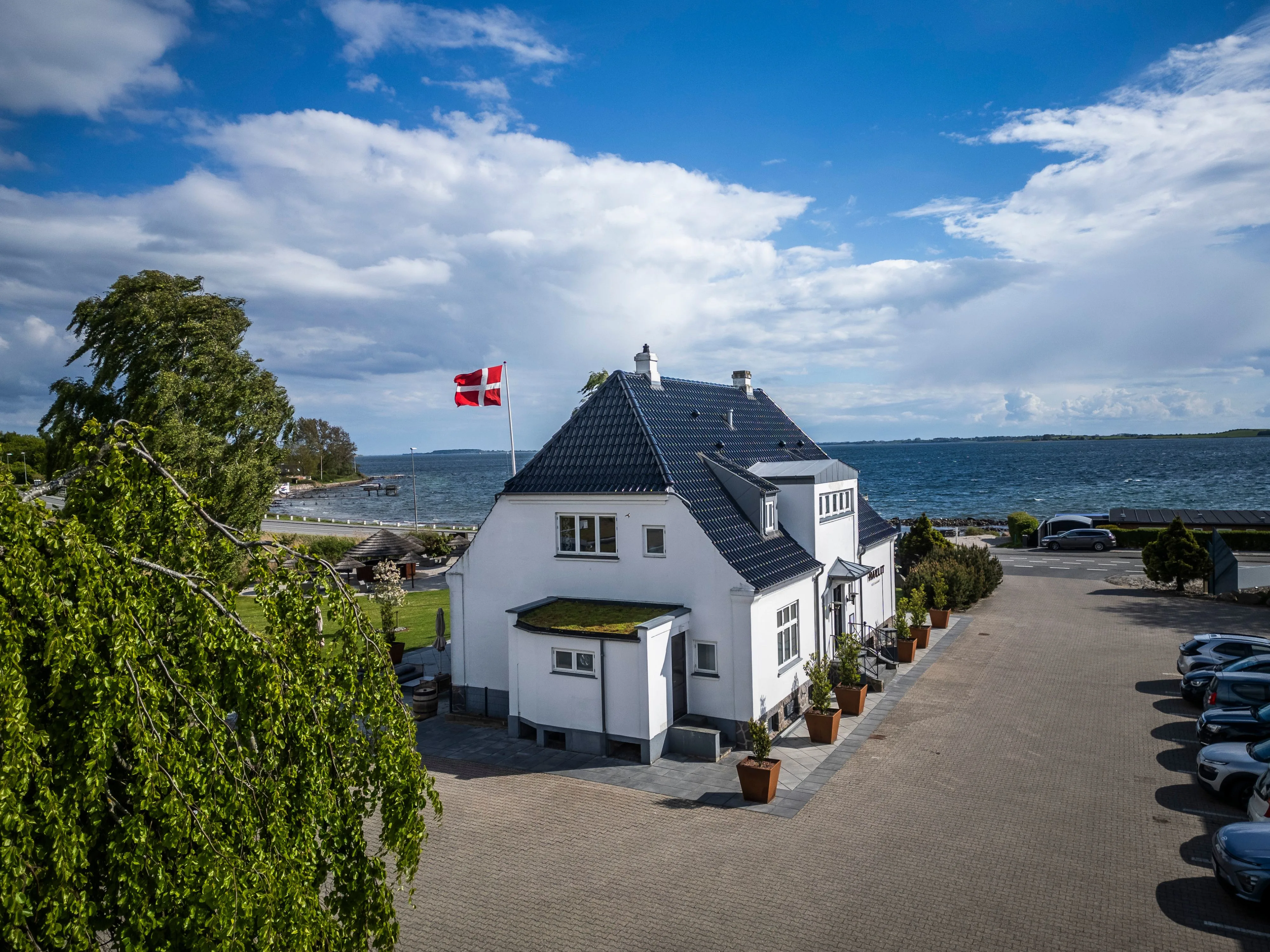 restaurant havlit bygningen med fjorden i baggrunden.webp