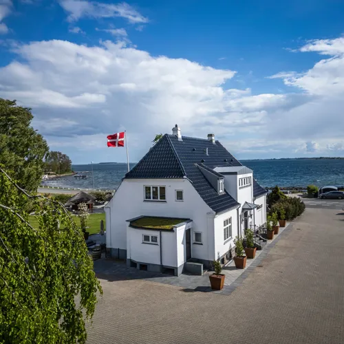 restaurant havlit bygningen med fjorden i baggrunden.webp