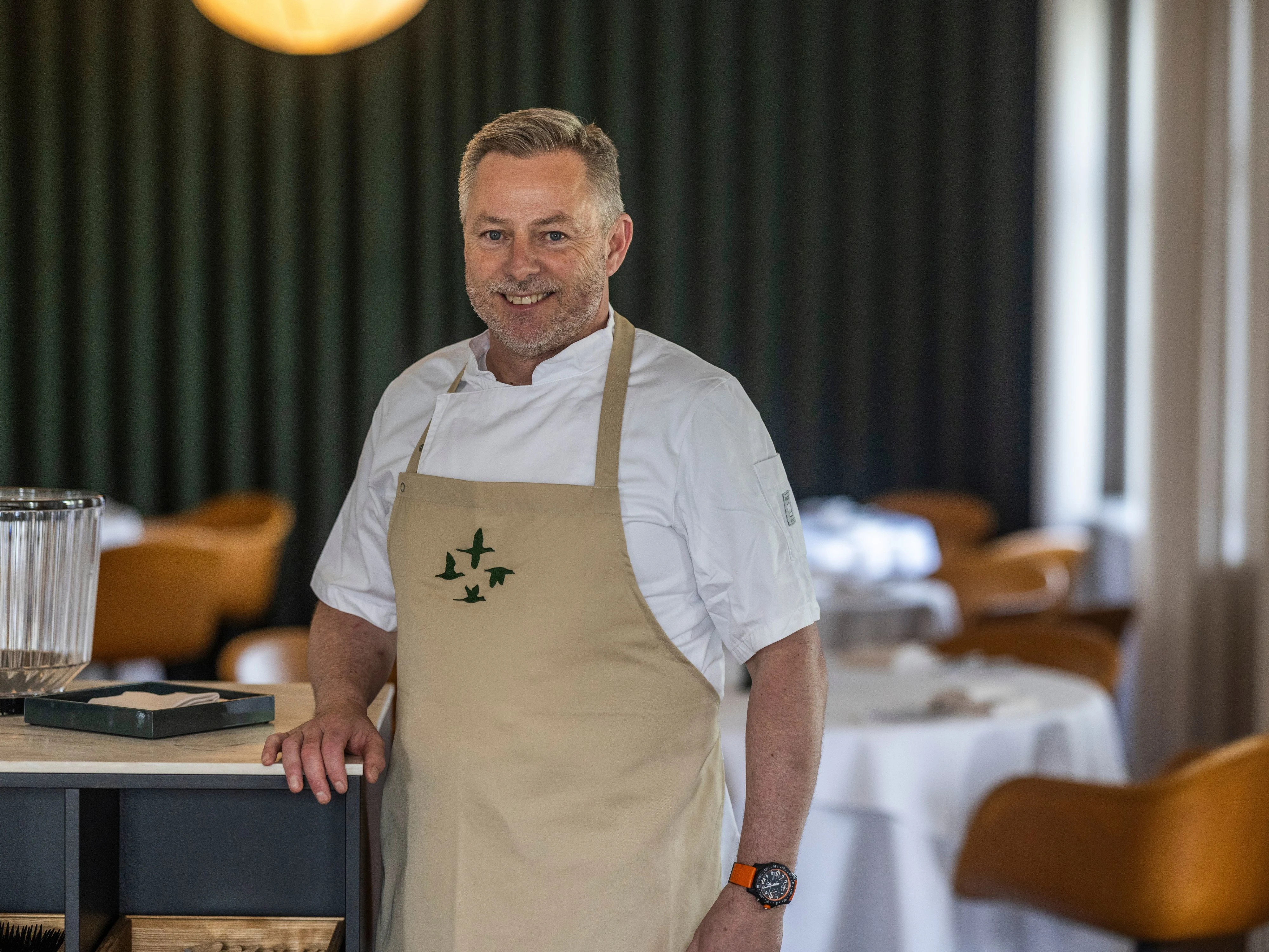 thomas pasfall smiler i restaurant havlit.webp