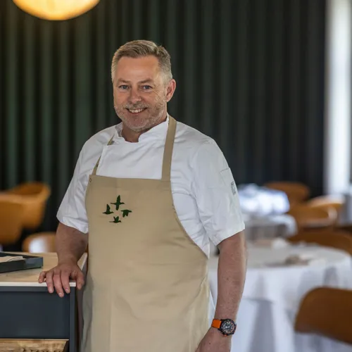thomas pasfall smiler i restaurant havlit.webp