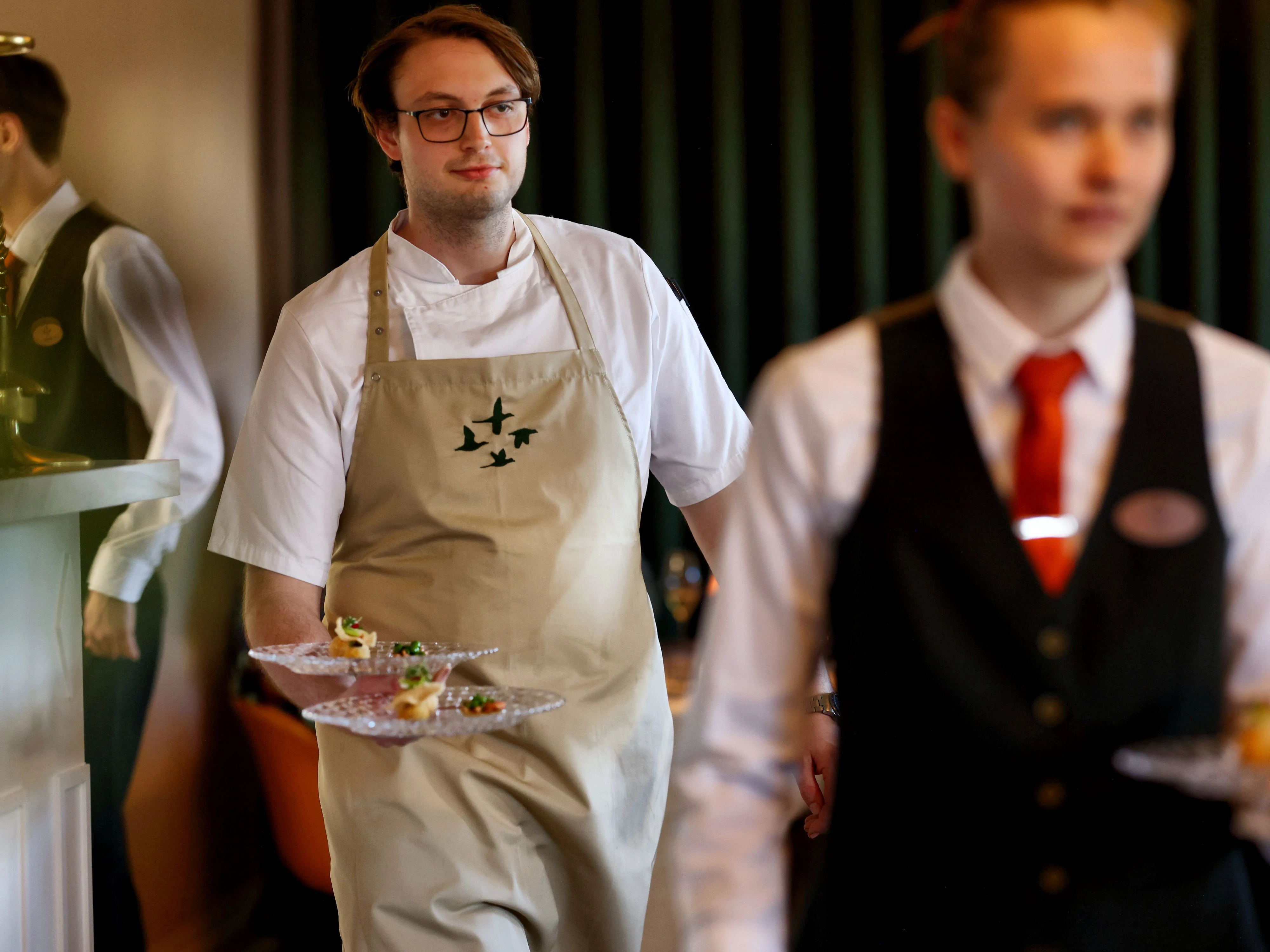 kok servere retter for gæster.webp